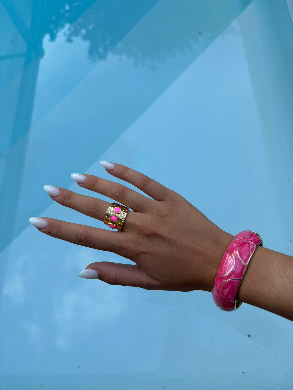 Bague martelée à plusieurs détails roses portée au bord de la piscine
