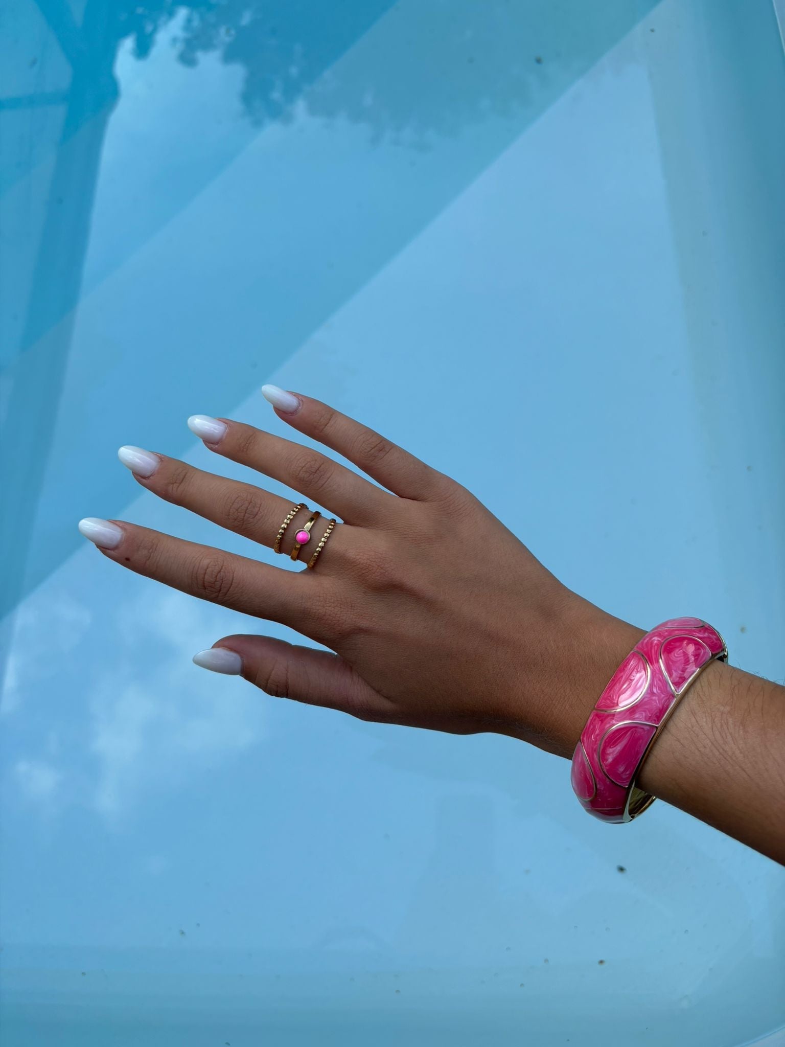 Bague rose multirangs portée au bord de la piscine