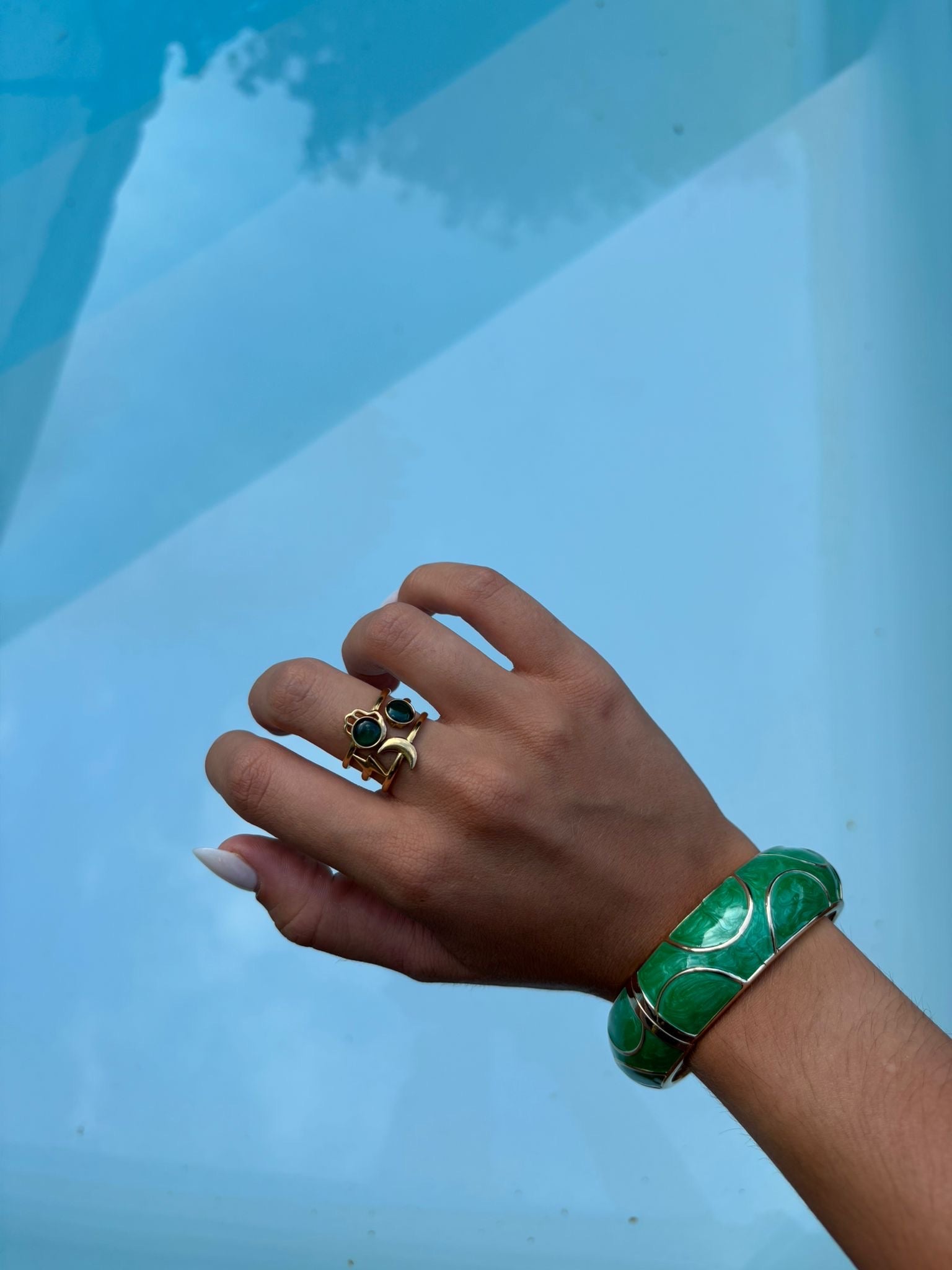 Bague dorée à deux détails verts Maison Olympe portée