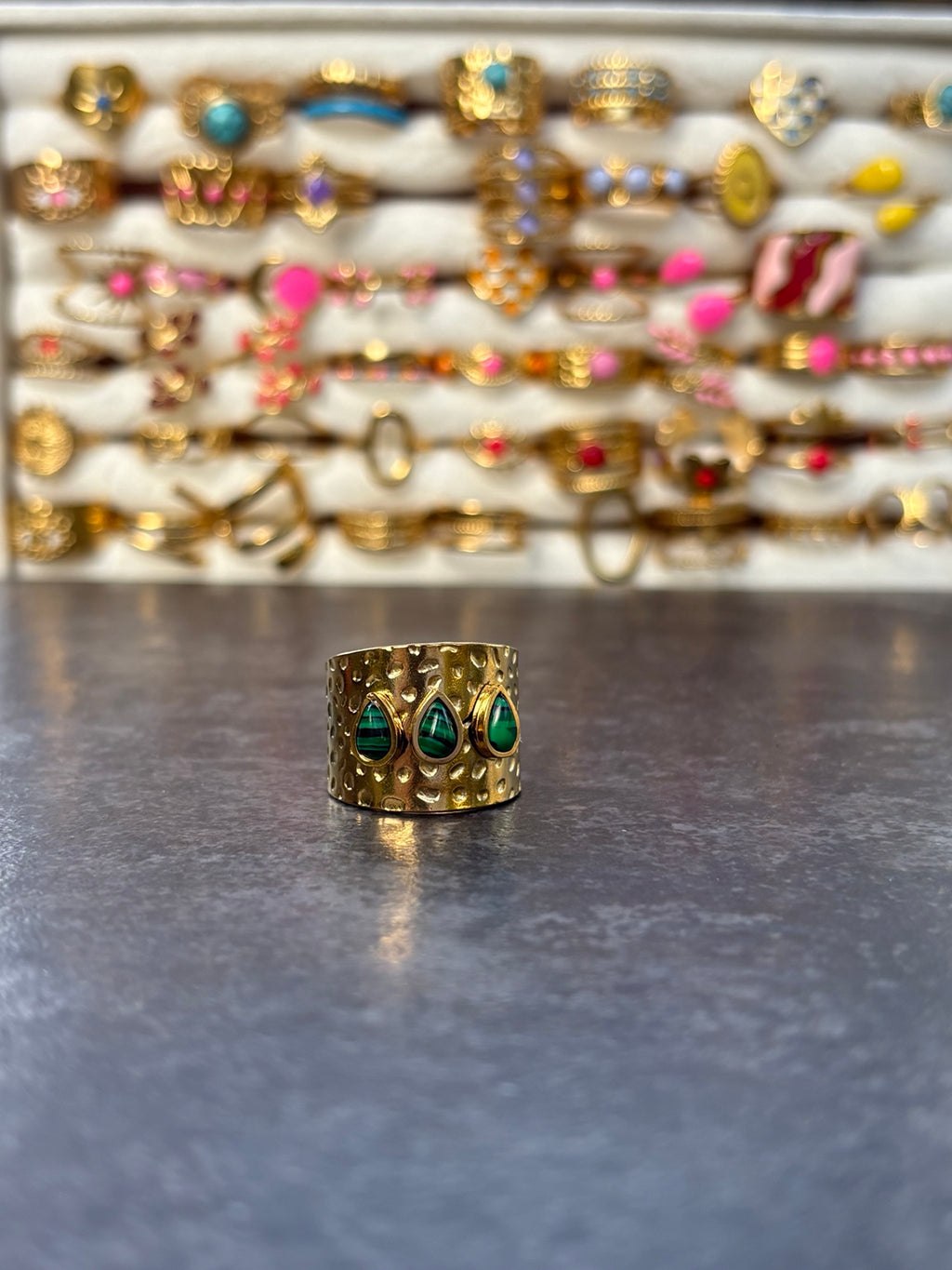 Bague large dorée martelée à trois gouttes vertes