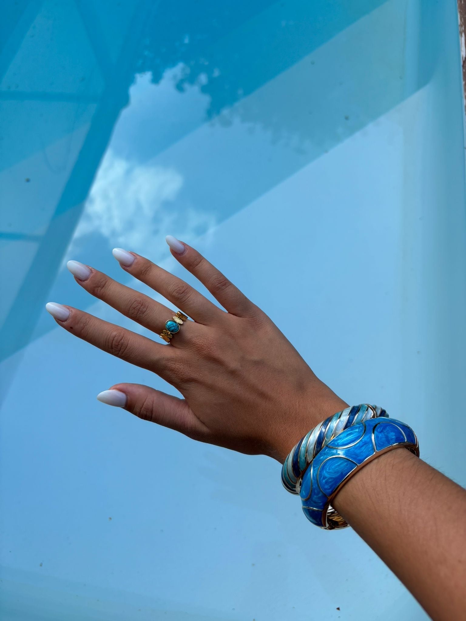 Bague dorée ajustable à pierre turquoise ronde portée