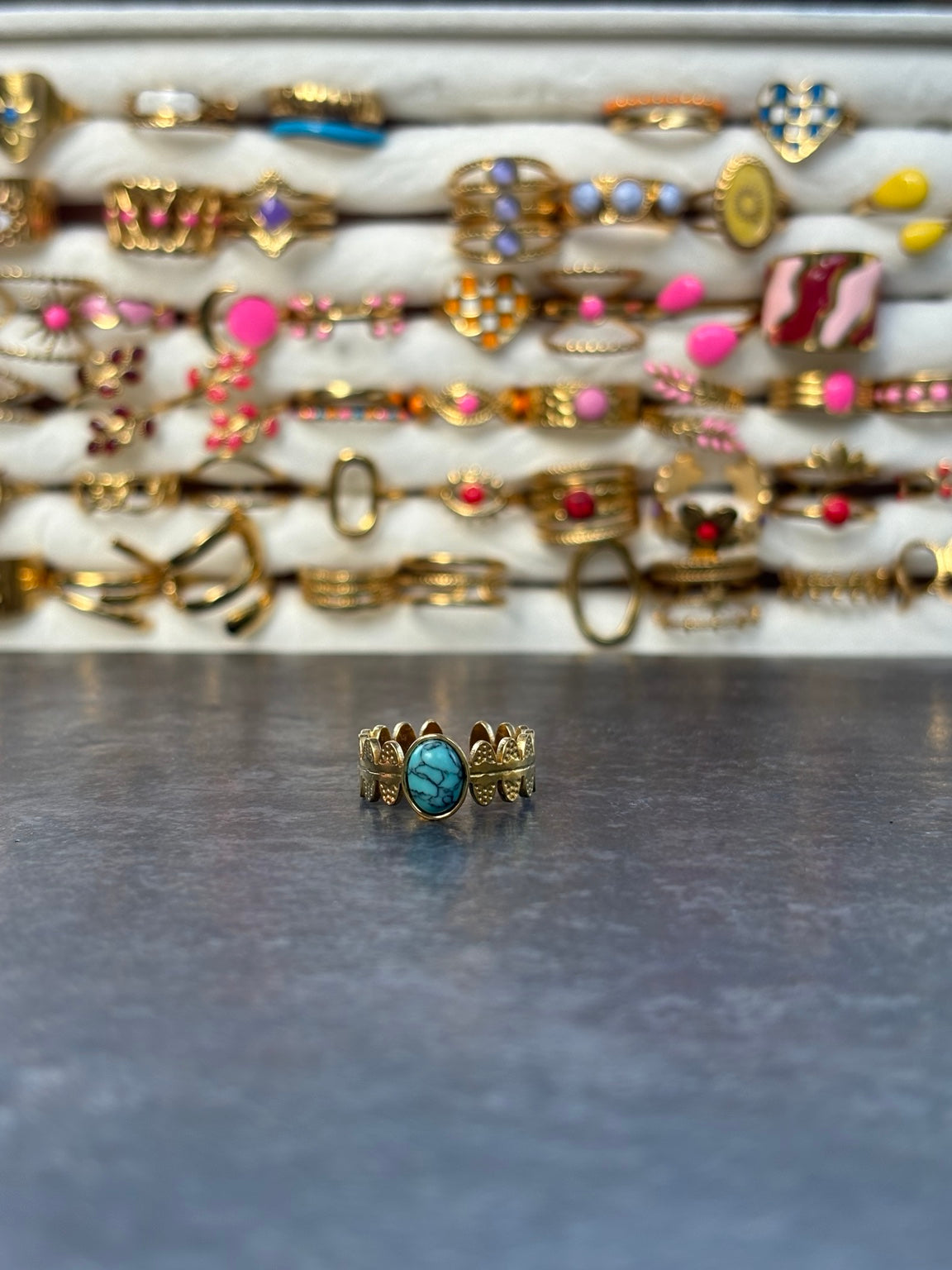 Bague dorée à cabochon turquoise avec motifs décoratifs