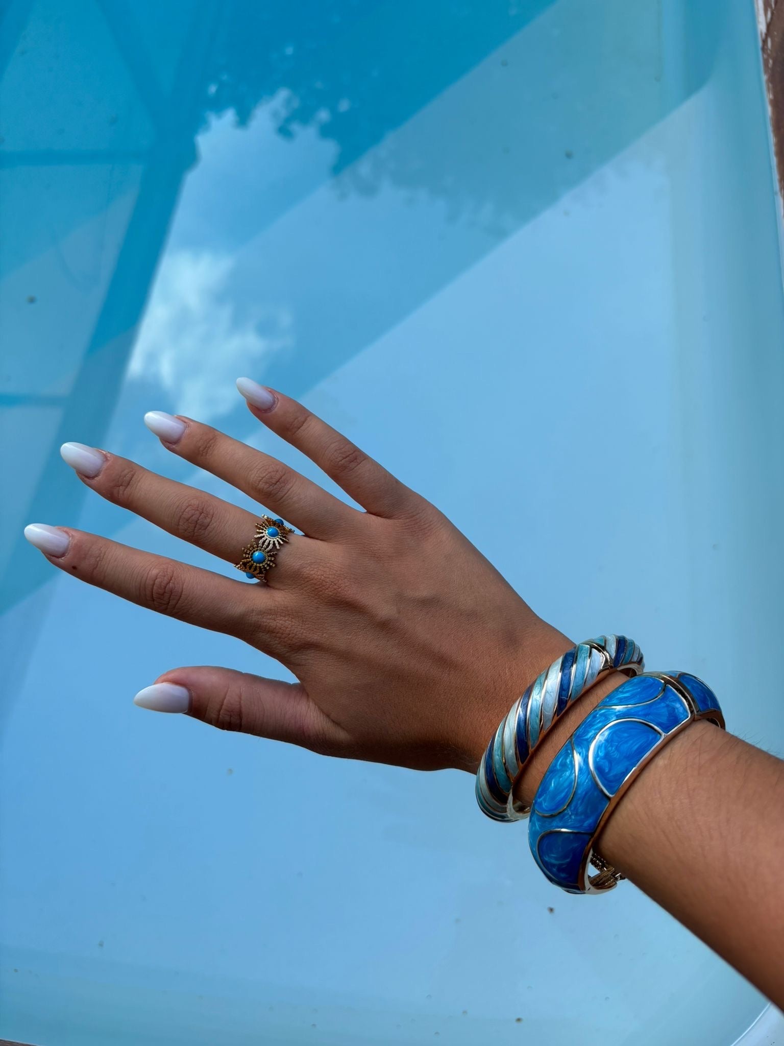 Bague dorée ajustable motifs soleil turquoise portée