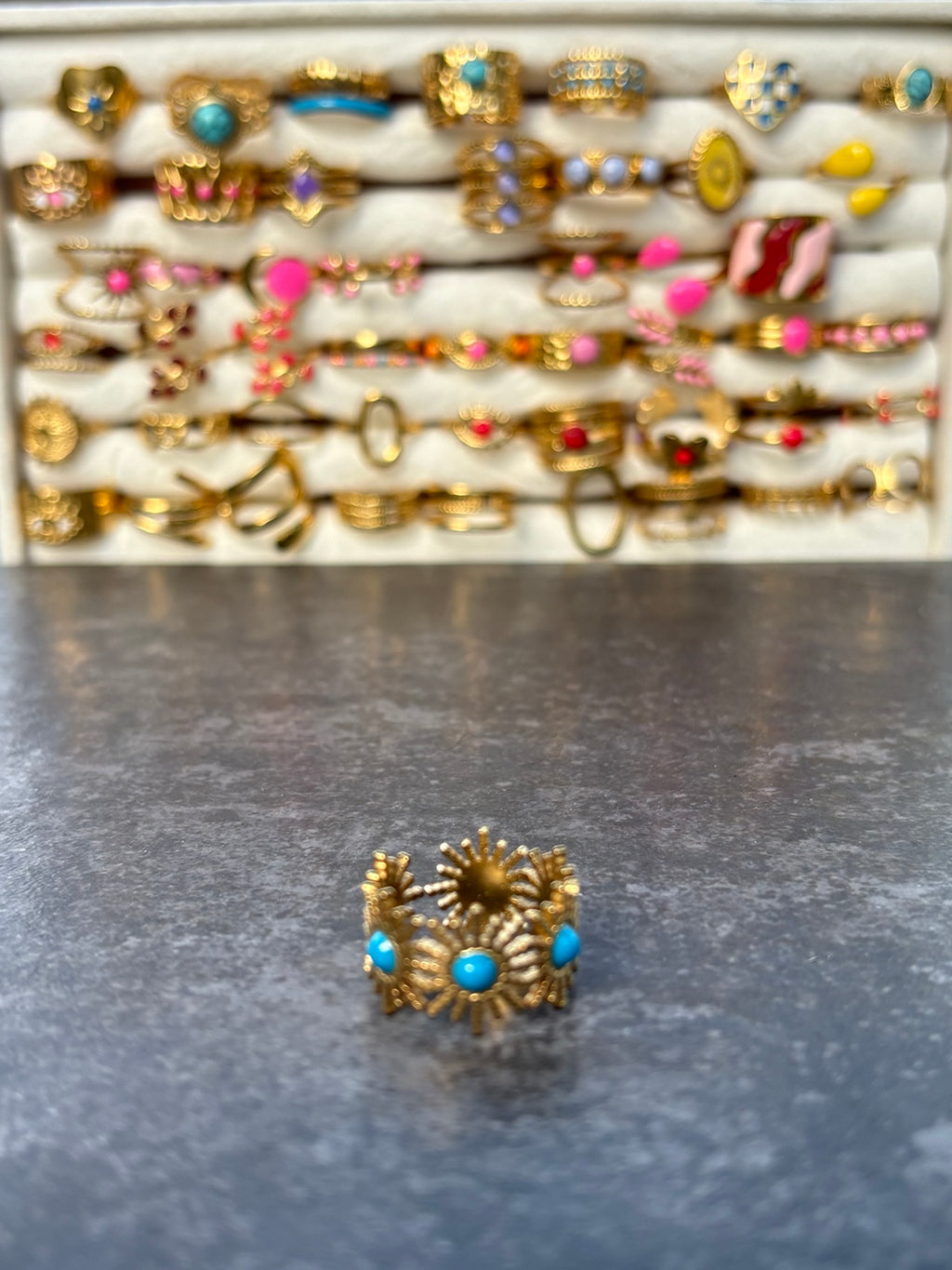 Bague dorée motifs solaires et détails turquoise