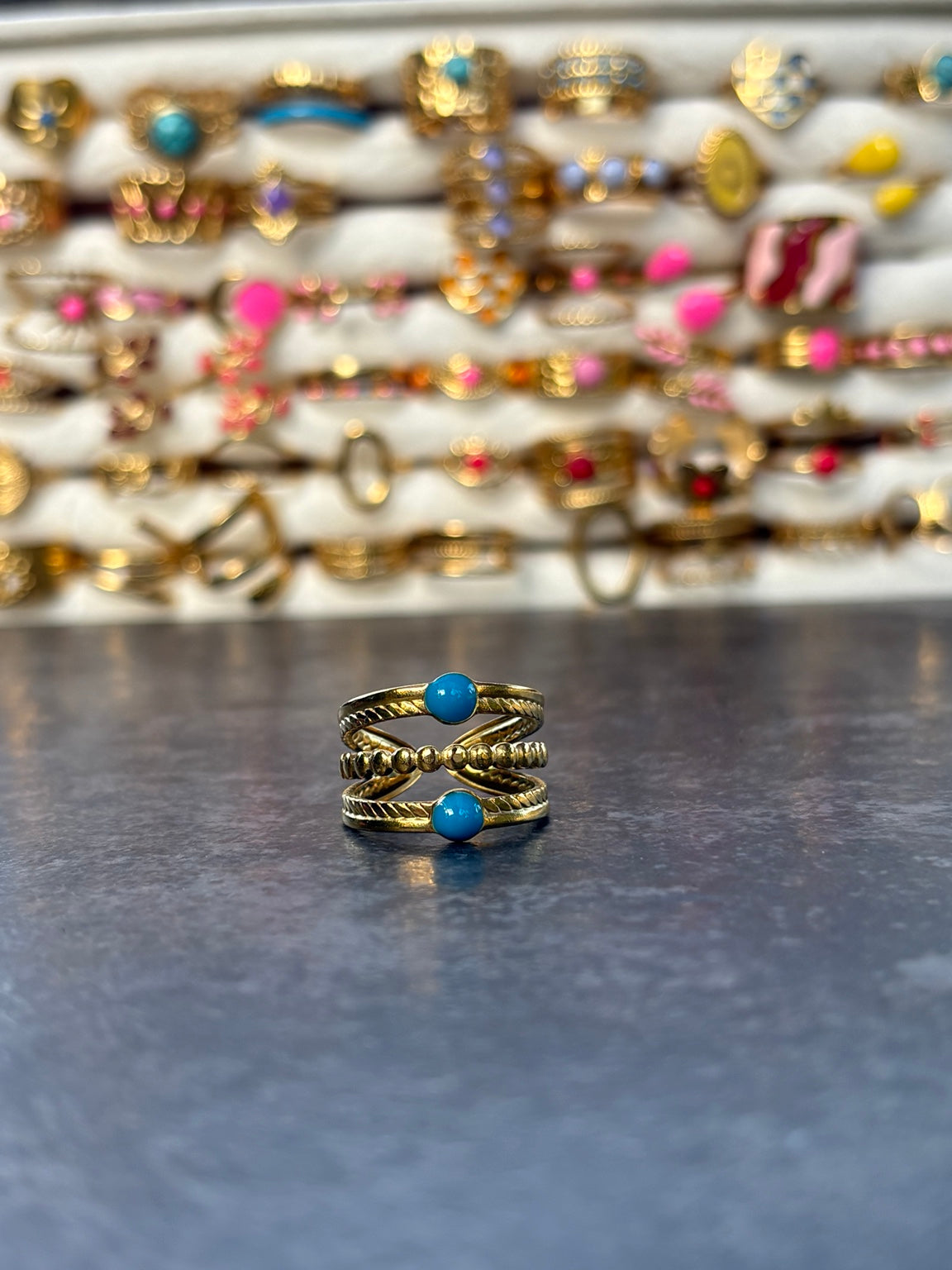 Bague dorée multirangs avec deux détails turquoise