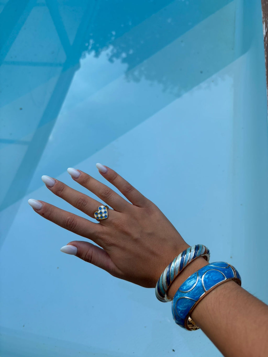 Bague coeur dorée bleu et blanc portée