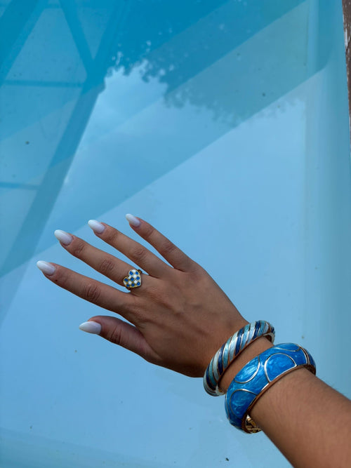 Bague coeur dorée bleu et blanc portée