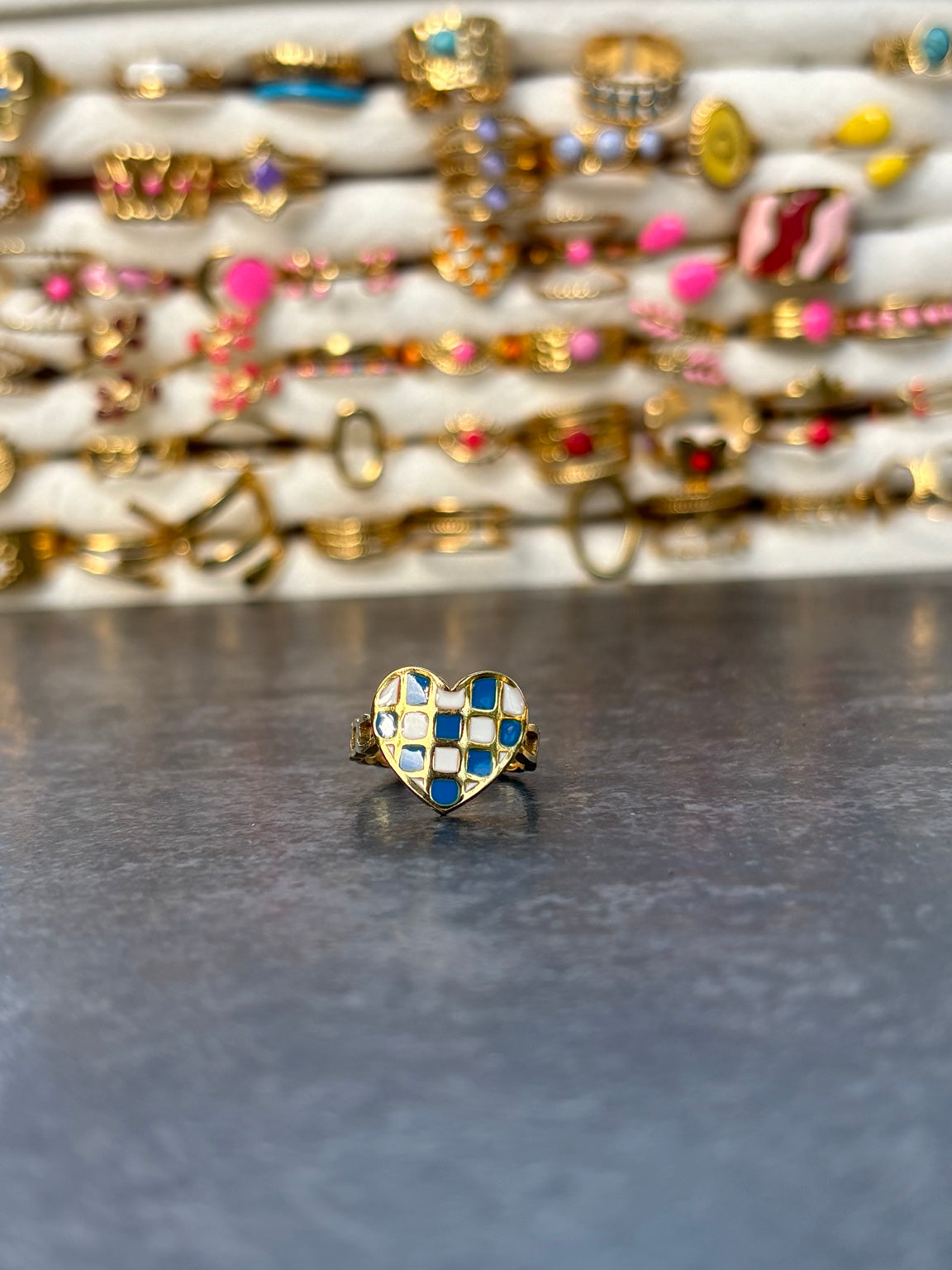 Bague cœur dorée à motif quadrillé bleu et blanc