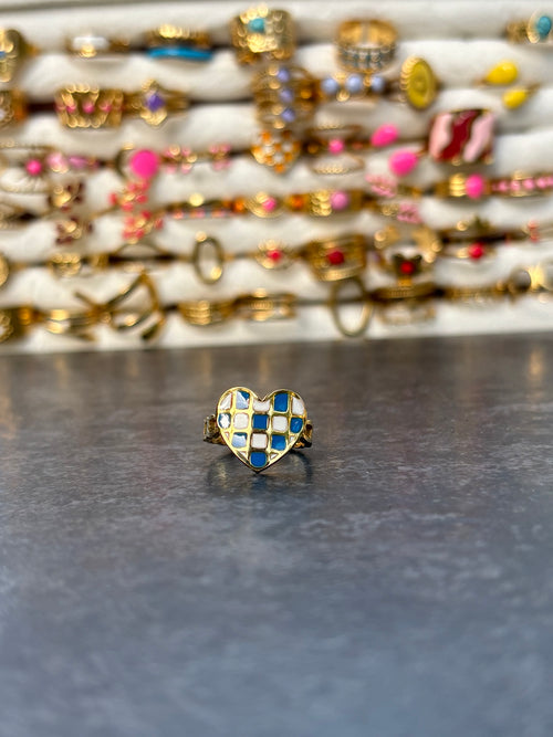 Bague cœur dorée à motif quadrillé bleu et blanc