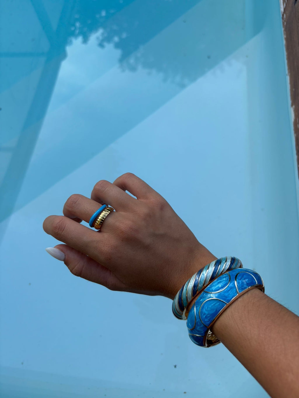 Bague double anneau bleu et doré portée