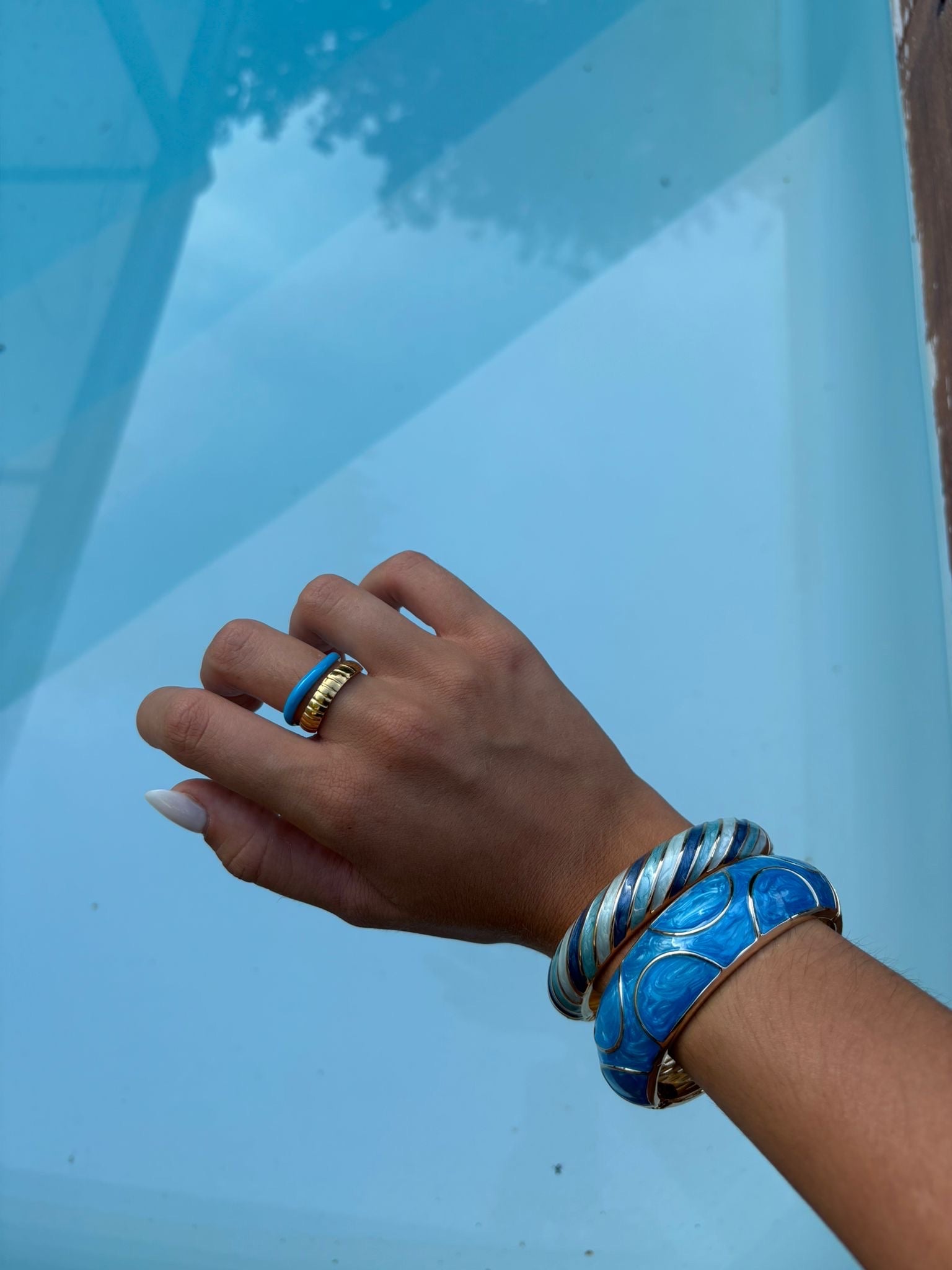 Bague double anneau bleu et doré portée