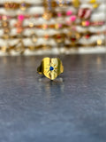 Bague chevalière dorée avec détail bleu central