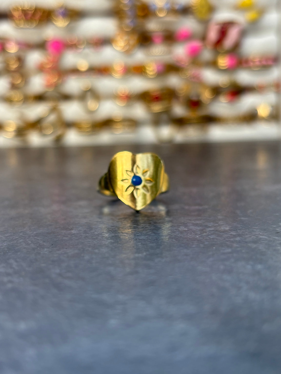 Bague chevalière dorée avec détail bleu central