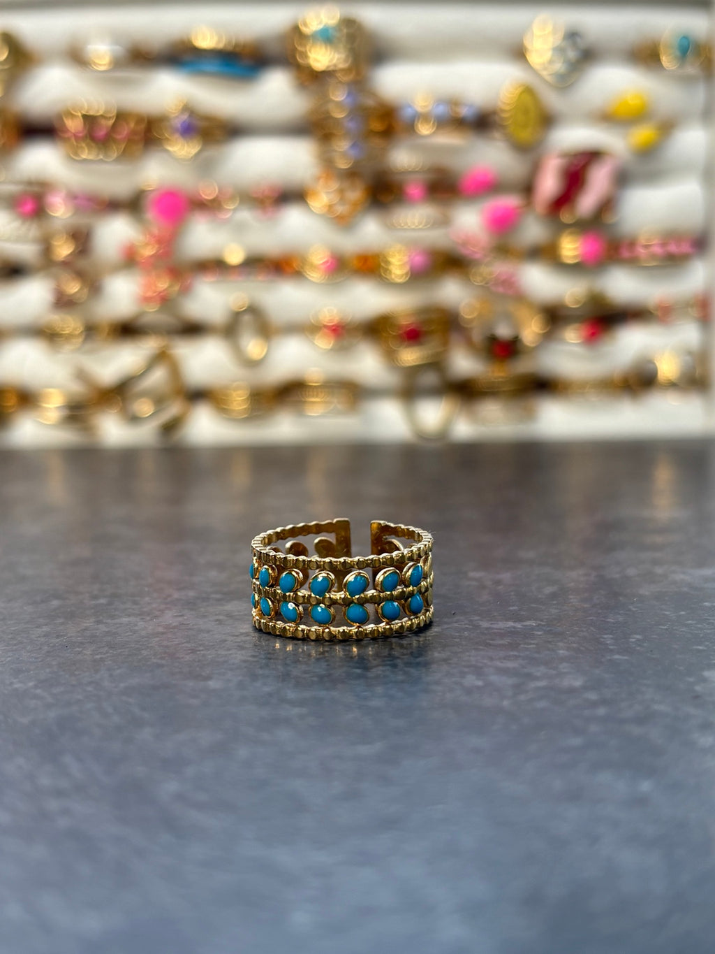 Bague dorée multirangs ornée de détails turquoise