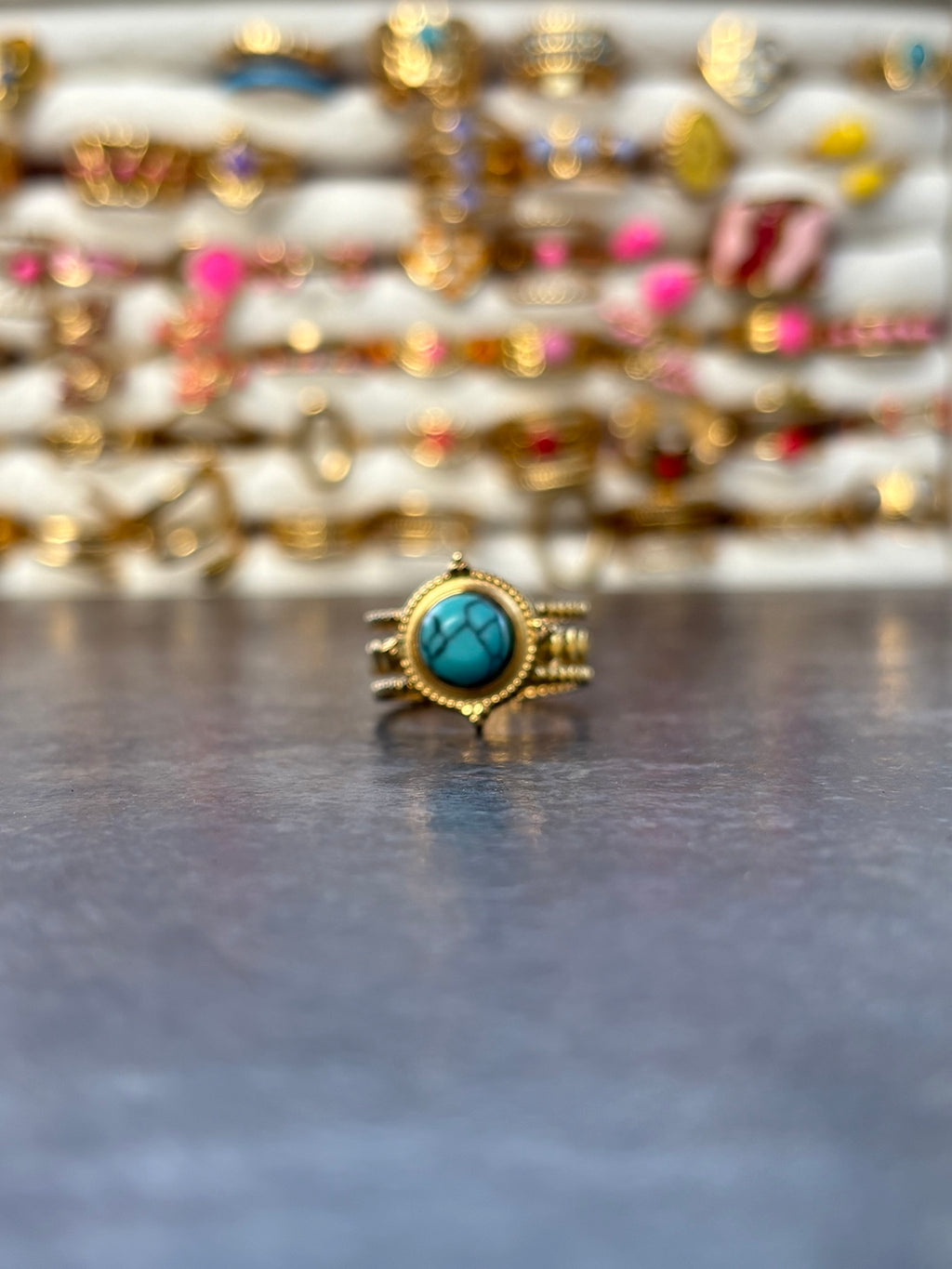 Bague dorée à large cabochon turquoise rond