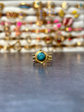 Bague dorée à large cabochon turquoise rond