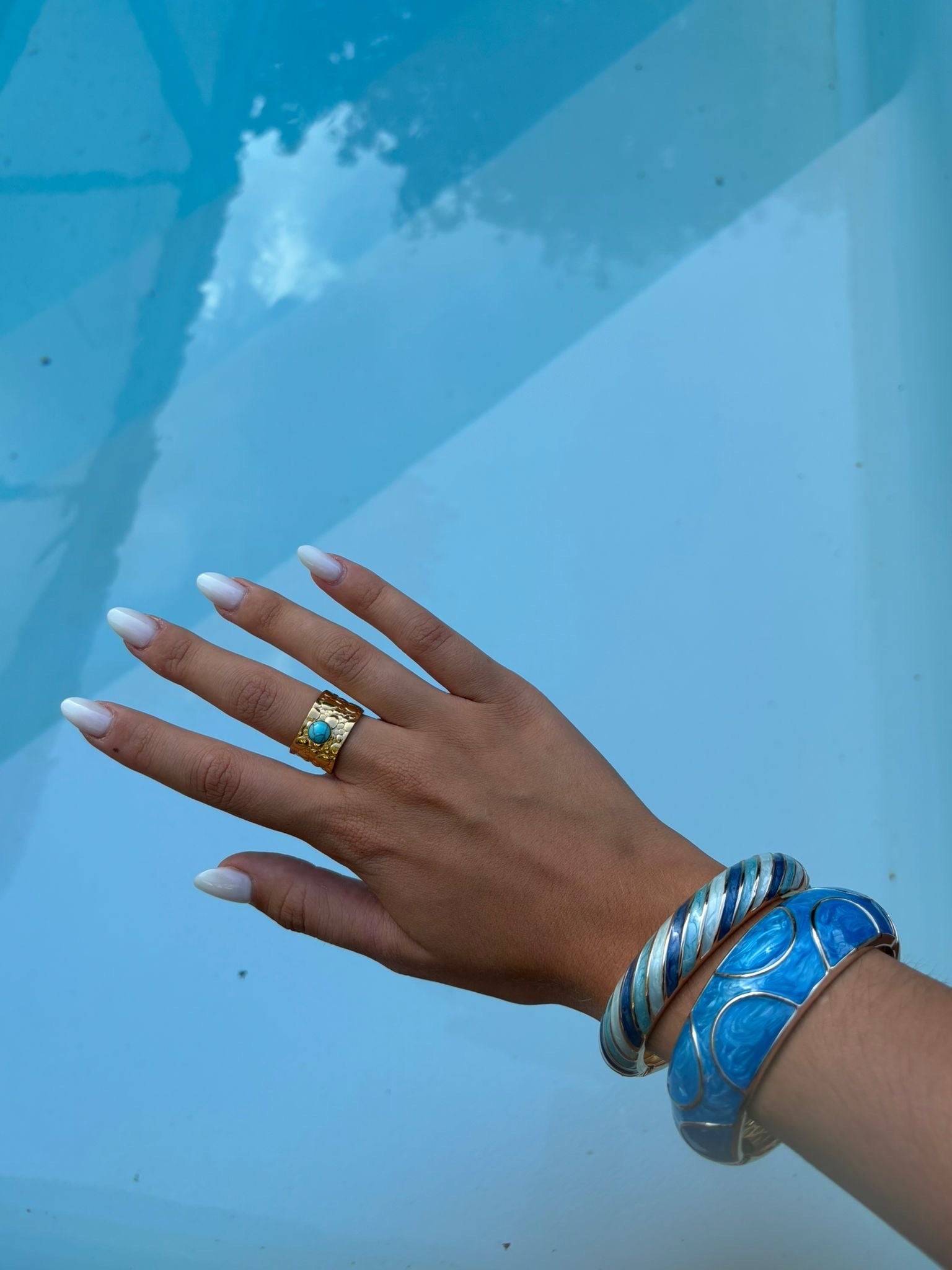 Bague large dorée martelée à pierre turquoise portée