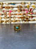 Bague large dorée martelée à cabochon turquoise