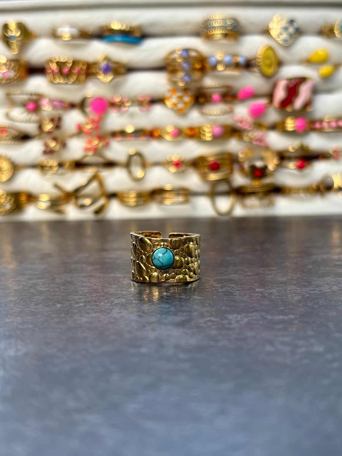 Bague large dorée martelée à cabochon turquoise