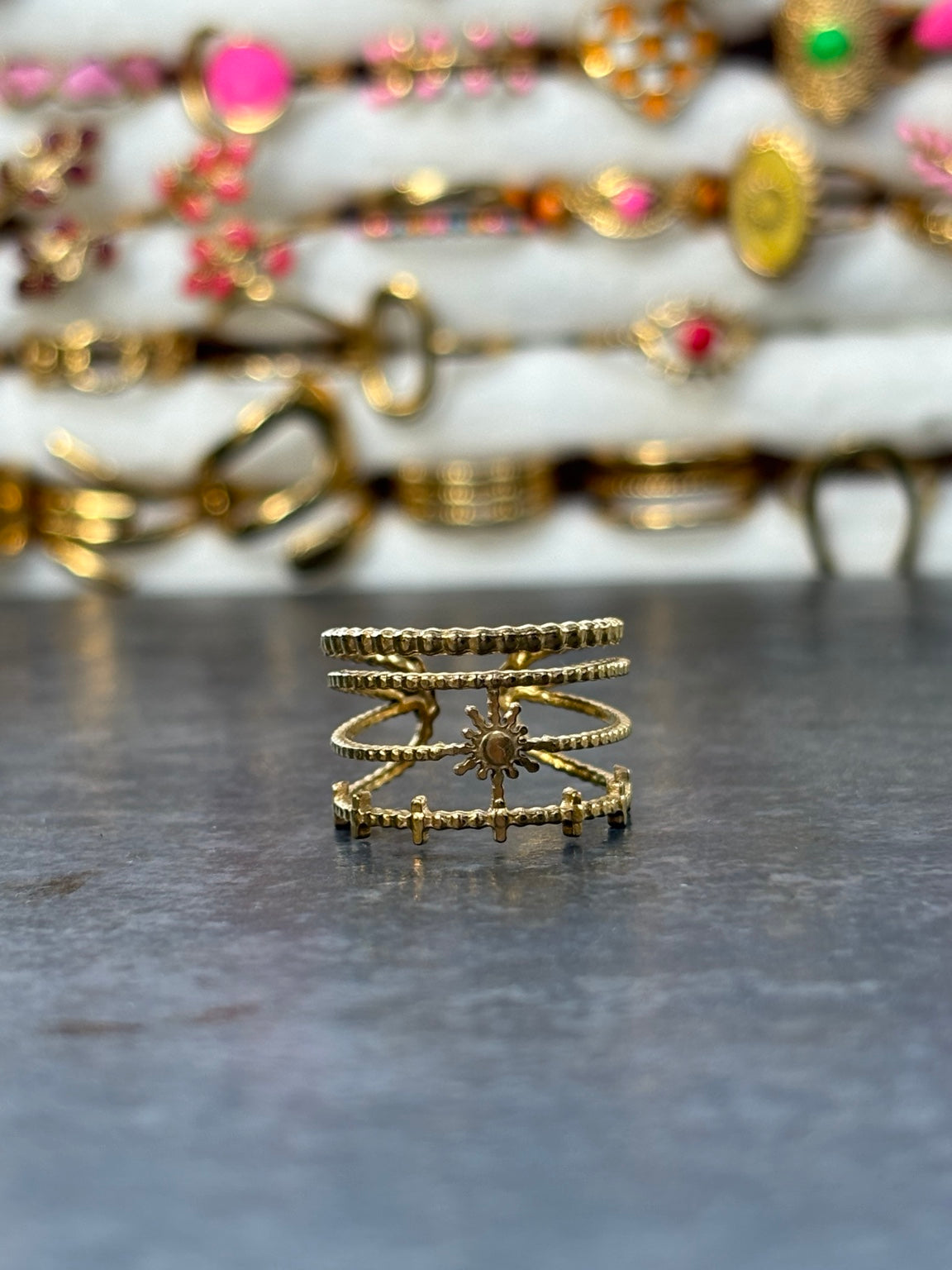 Bague dorée motif soleil - vue produit