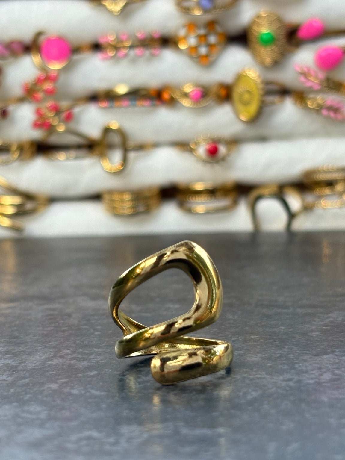 Bague dorée ajustable design sculptural