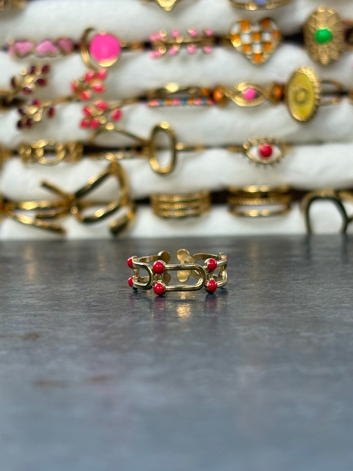 Bague dorée ajustable maillons et détails rouges