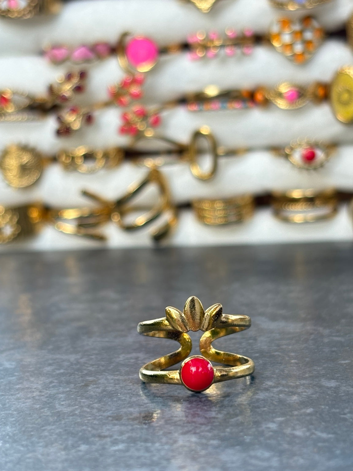 Bague dorée ajustable feuille et détail rouge