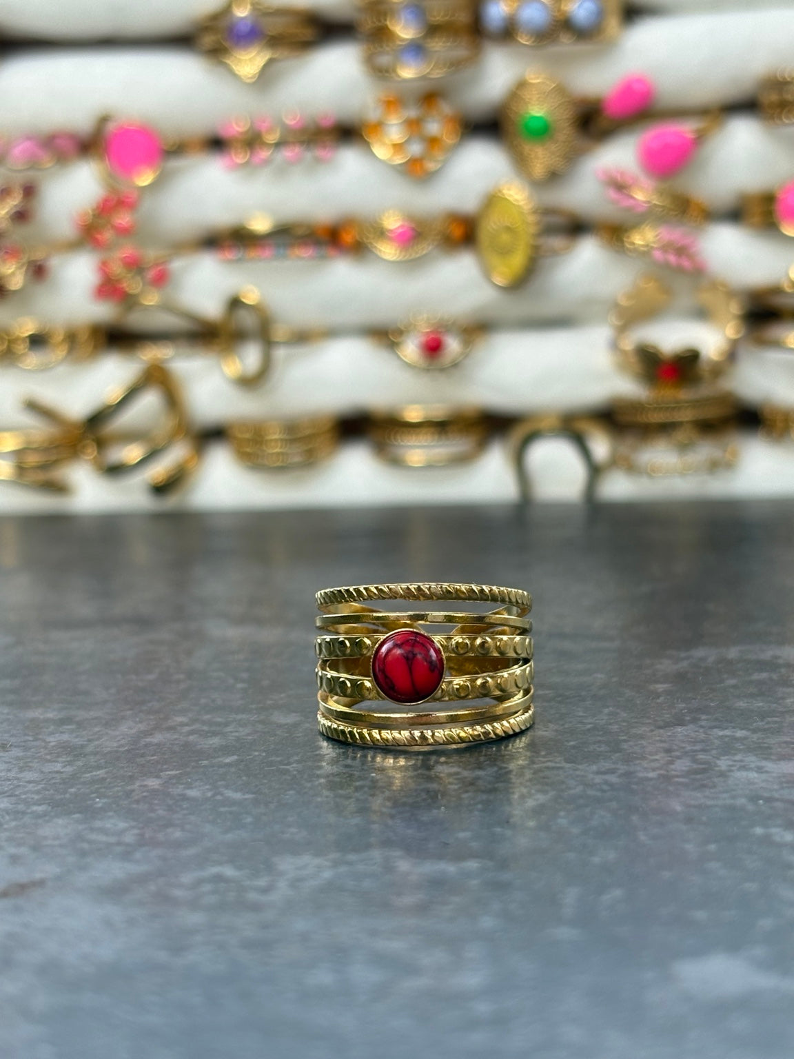 Bague dorée ajustable multirangs pierre rouge