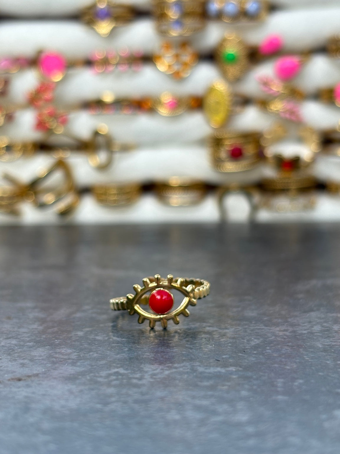 Bague dorée ajustable motif oeil rouge