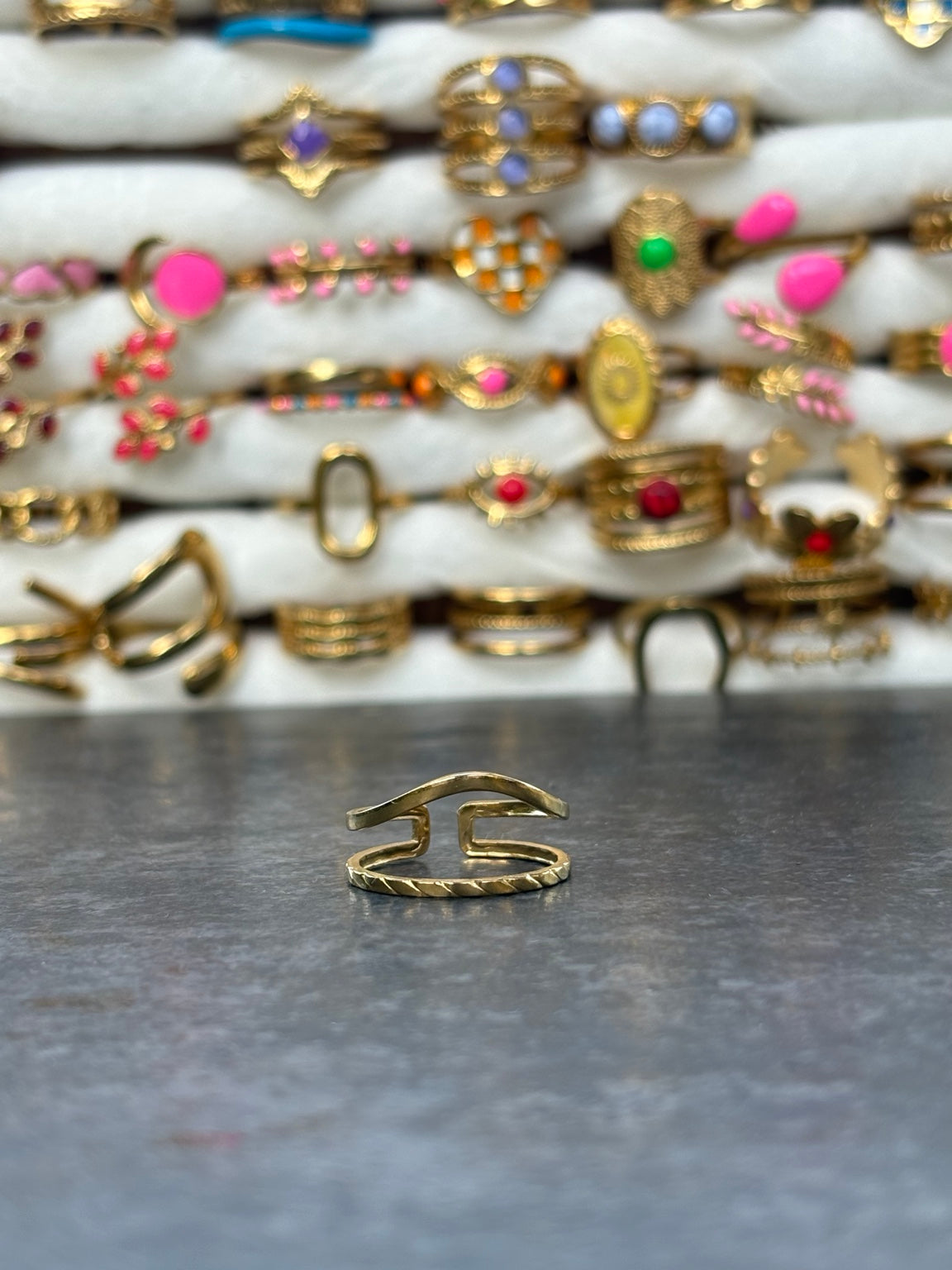 Bague dorée ajustable géométrique ouverte