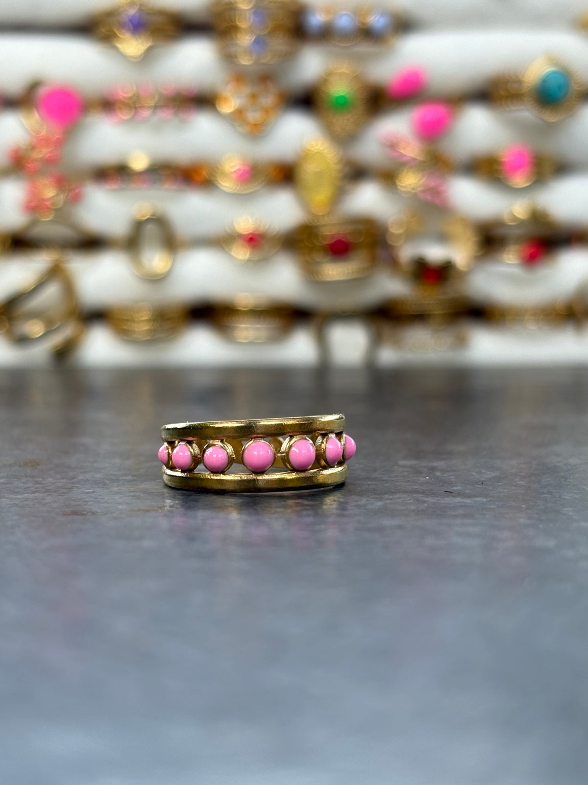 Bague dorée double anneau à perles roses - vue produit