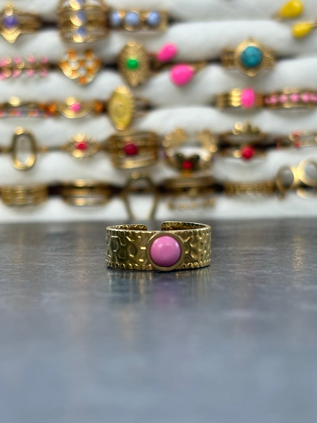 Bague martelée à cabochon rose - vue produit