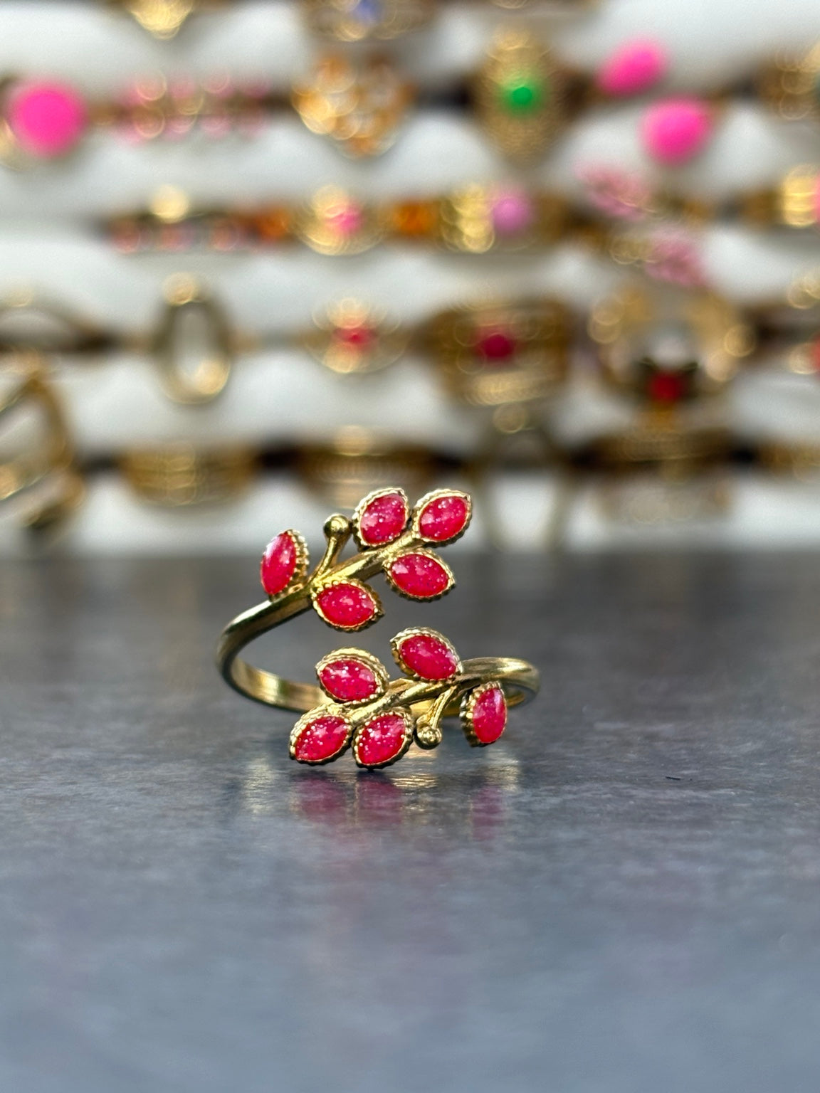 Bague dorée ajustable branches et feuilles rose vif