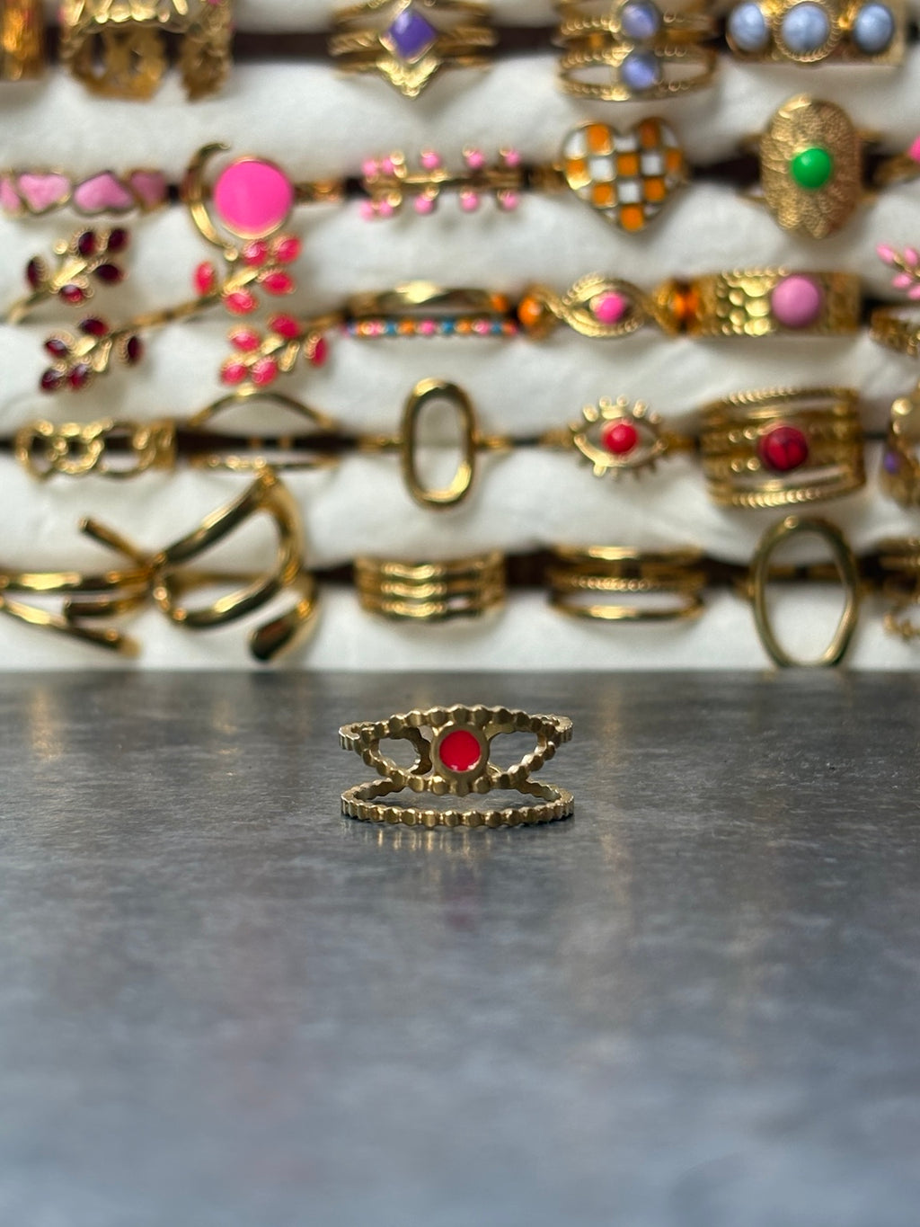 Bague dorée ajustable ajourée avec détail rouge central