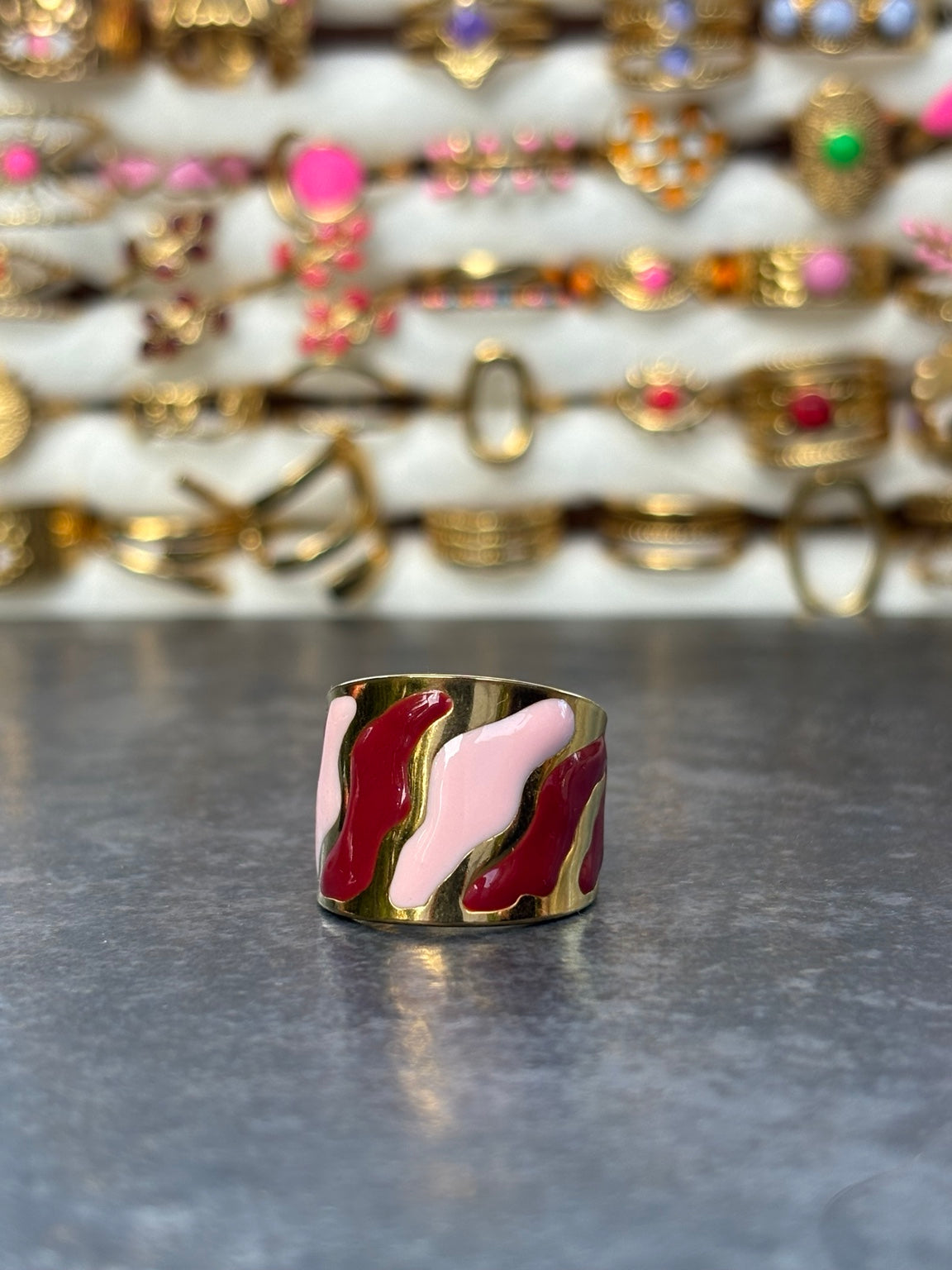 Bague large à ondulations rose et bordeaux - vue produit