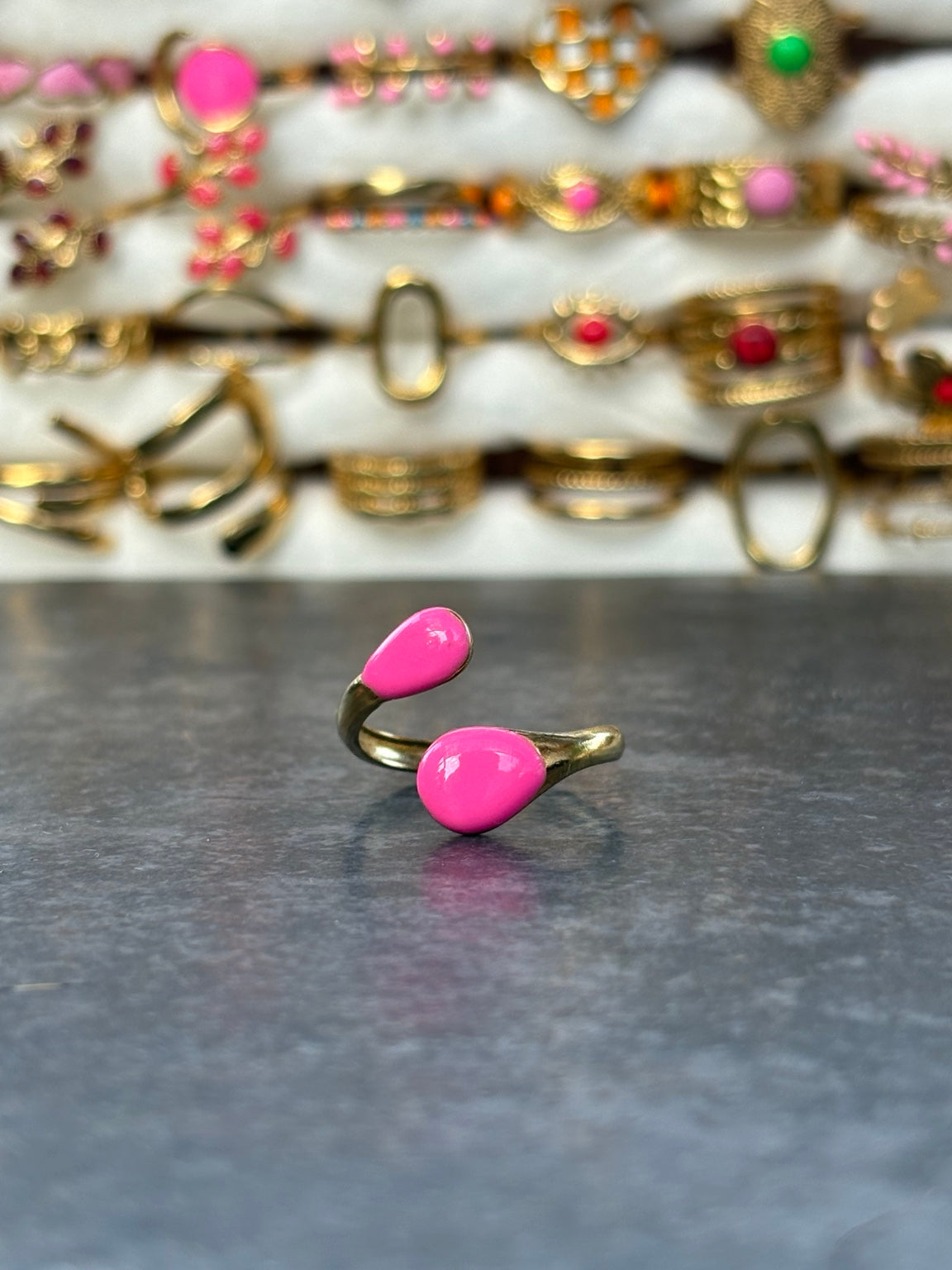 Bague dorée à deux gouttes roses - vue produit