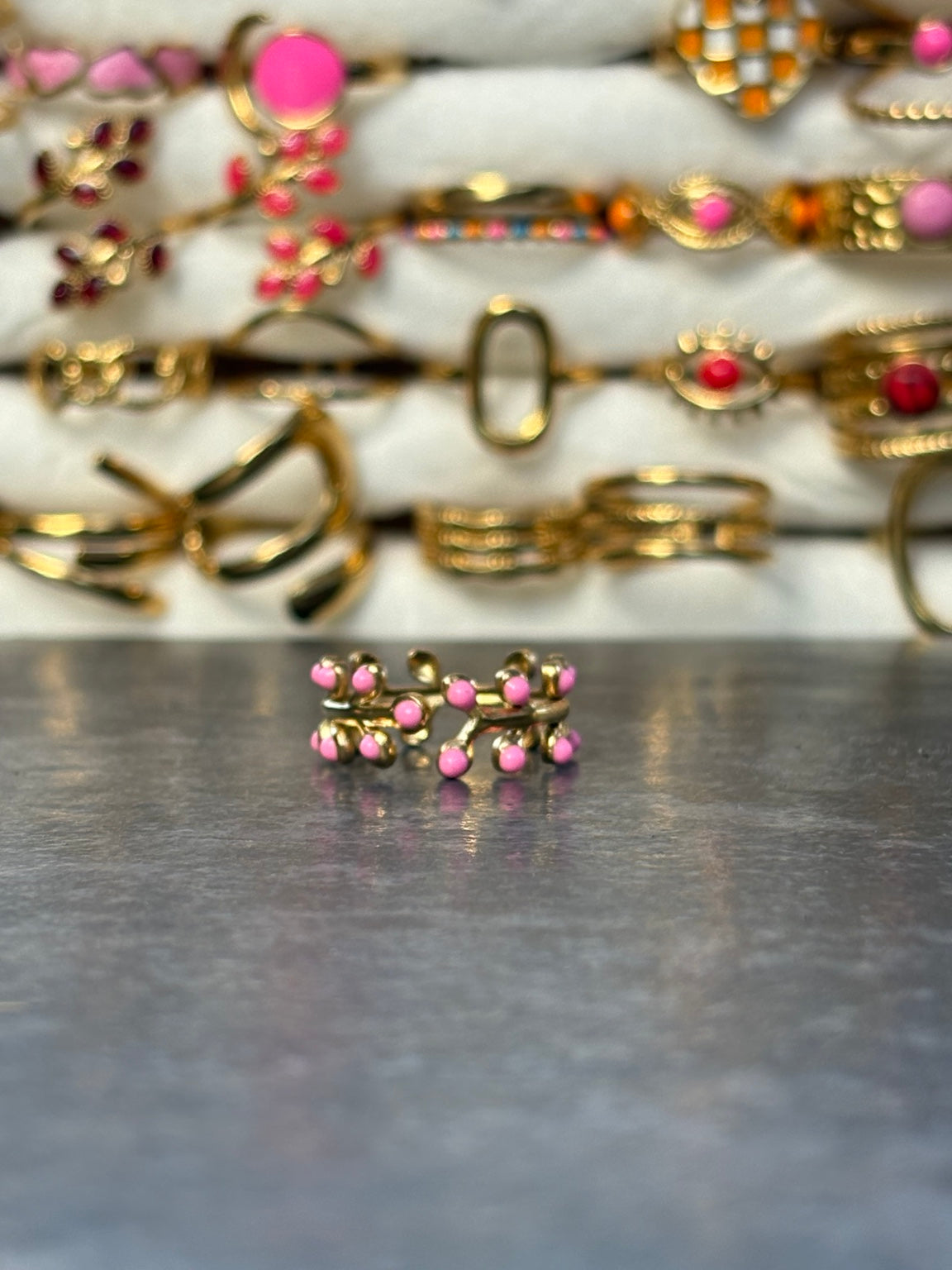 Bague dorée ajustable branches avec petits détails roses