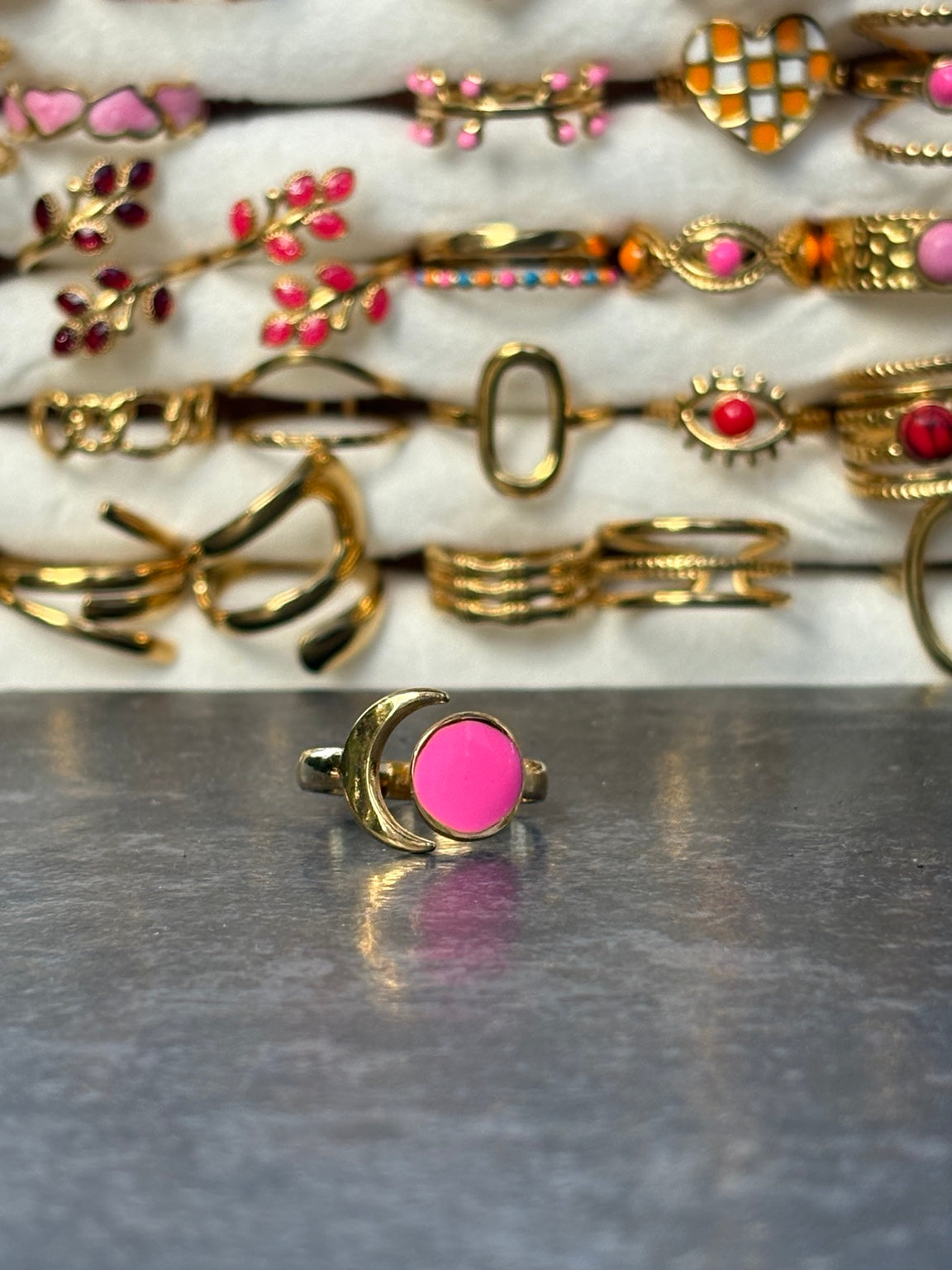 Bague dorée ajustable croissant de lune et disque rose