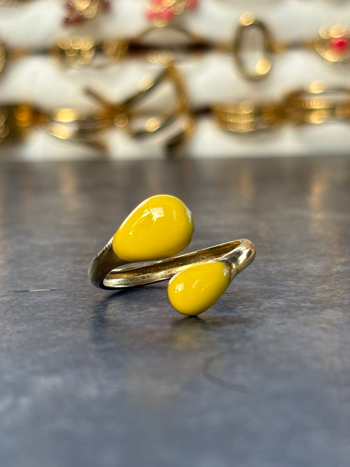 Bague dorée ajustable ouverte avec deux gouttes jaunes