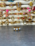Bague dorée ajustable avec trois cabochons clairs