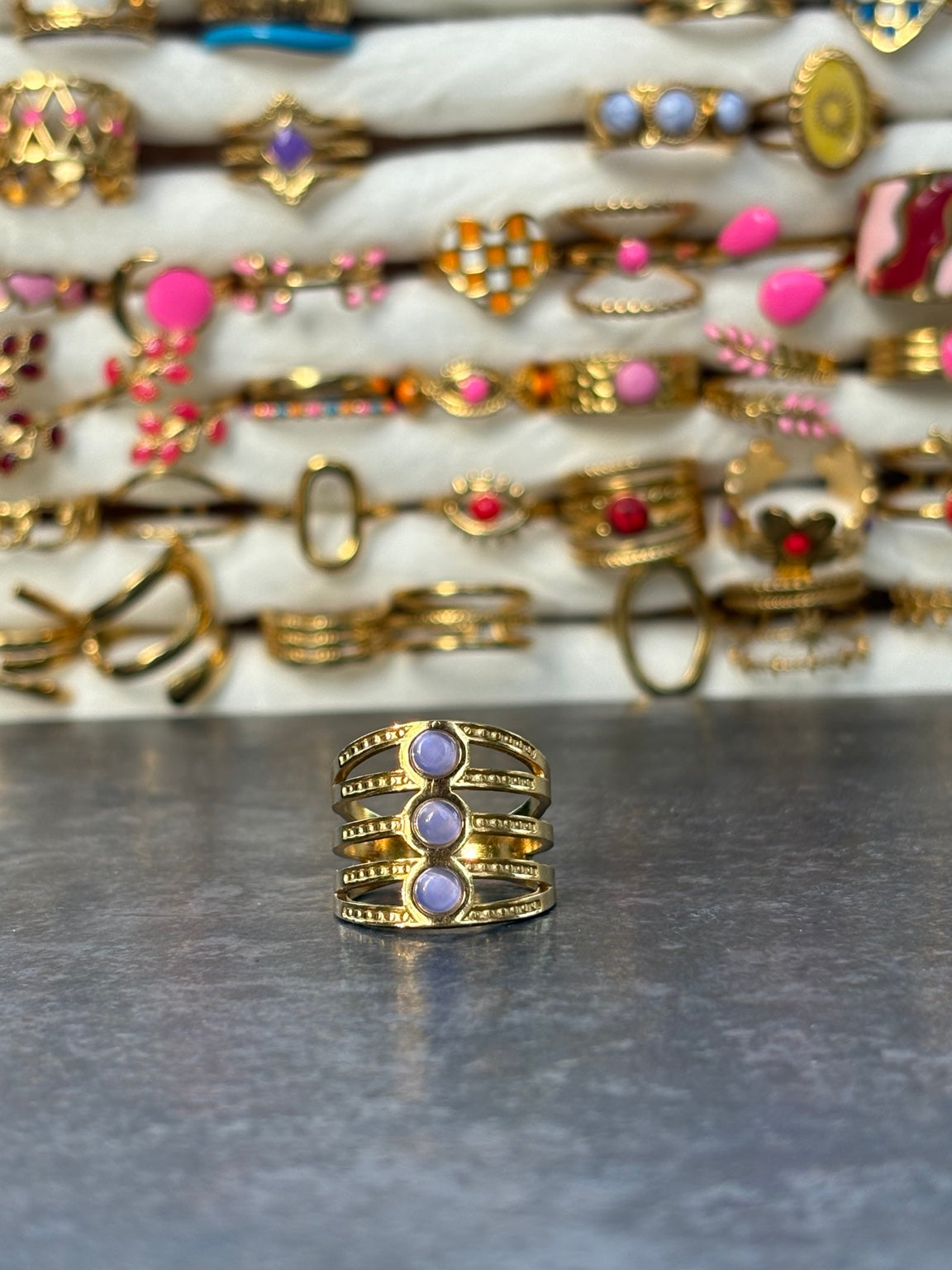 Bague dorée ajustable ajourée avec trois cabochons lilas