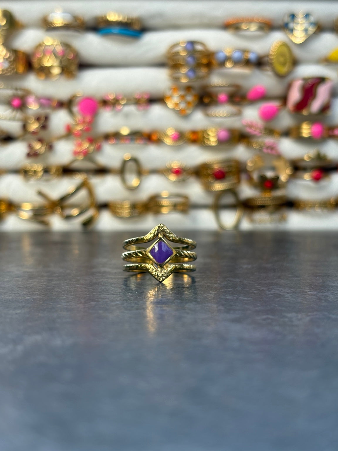 Bague dorée ajustable avec cabochon losange violet